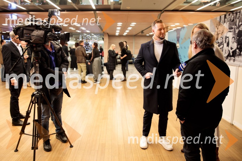  Alen Podlesnik, moderator, novinar POP TVBabica gre na jug, svečana premiera digitalizirane klasike in poklon Vinciju Vogueu Anžlovarju