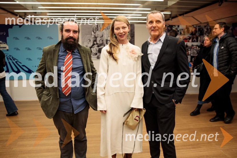   Jure Novak, generalni direktor, Cankarjev dom;  Nataša Matjašec Rošker, igralka;  Danilo Rošker, direktor SNG MariborBabica gre na jug, svečana premiera digitalizirane klasike in poklon Vinciju Vogueu Anžlovarju