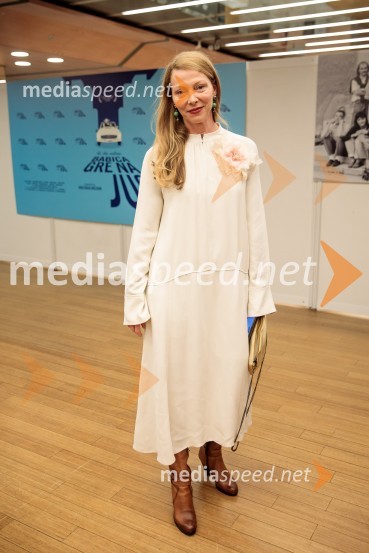  Nataša Matjašec Rošker, igralkaBabica gre na jug, svečana premiera digitalizirane klasike in poklon Vinciju Vogueu Anžlovarju