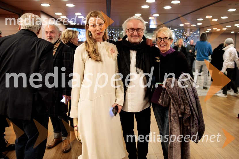  Nataša Matjašec Rošker, igralka;  Peter Bratuša, režiser;  Bojana LeskovarBabica gre na jug, svečana premiera digitalizirane klasike in poklon Vinciju Vogueu Anžlovarju