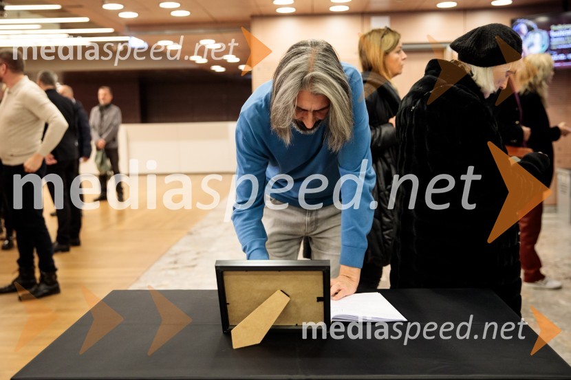 Babica gre na jug, svečana premiera digitalizirane klasike in poklon Vinciju Vogueu Anžlovarju