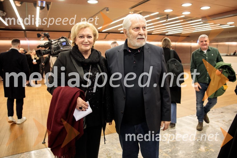  Ksenija Benedetti, predavateljica, muzikologinja, pianistka in nekdanja vodja Protokola Republike Slovenije;  Boris Cavazza, igralecBabica gre na jug, svečana premiera digitalizirane klasike in poklon Vinciju Vogueu Anžlovarju