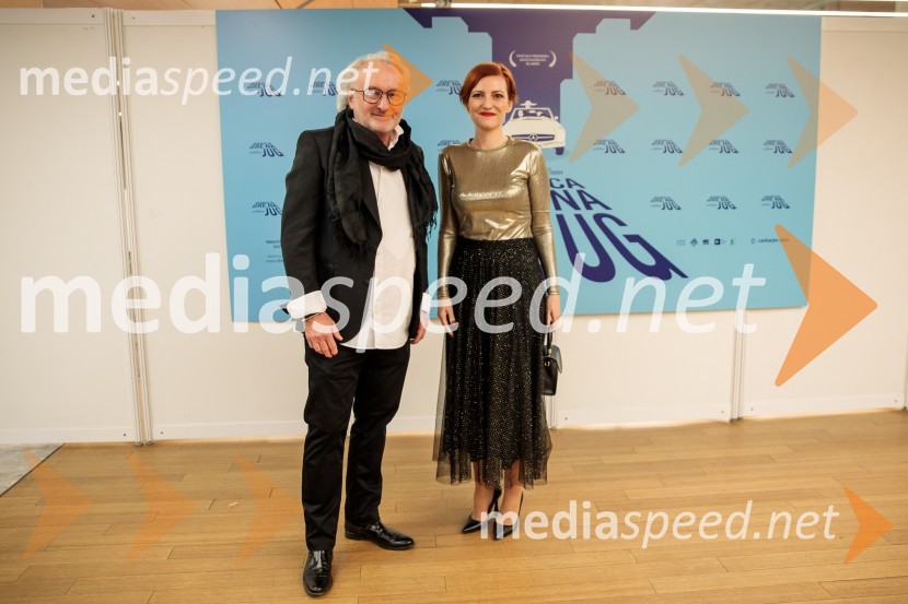  Peter Bratuša, režiser; dr. Asta Vrečko, ministrica za kulturoBabica gre na jug, svečana premiera digitalizirane klasike in poklon Vinciju Vogueu Anžlovarju