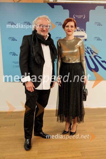  Peter Bratuša, režiser; dr. Asta Vrečko, ministrica za kulturoBabica gre na jug, svečana premiera digitalizirane klasike in poklon Vinciju Vogueu Anžlovarju