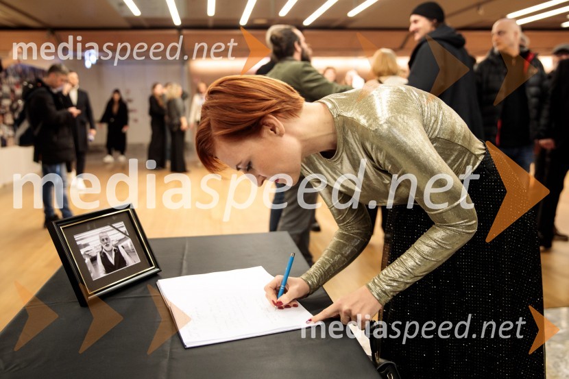 dr. Asta Vrečko, ministrica za kulturoBabica gre na jug, svečana premiera digitalizirane klasike in poklon Vinciju Vogueu Anžlovarju