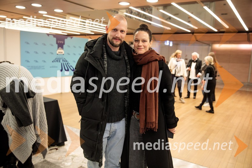  Jernej Gašperin, igralec;  Nika Rozman, igralkaBabica gre na jug, svečana premiera digitalizirane klasike in poklon Vinciju Vogueu Anžlovarju