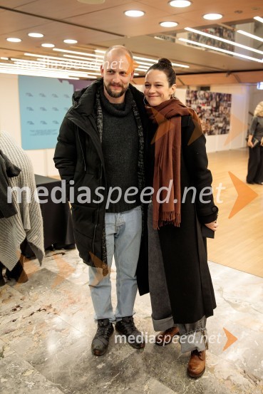  Jernej Gašperin, igralec;  Nika Rozman, igralkaBabica gre na jug, svečana premiera digitalizirane klasike in poklon Vinciju Vogueu Anžlovarju