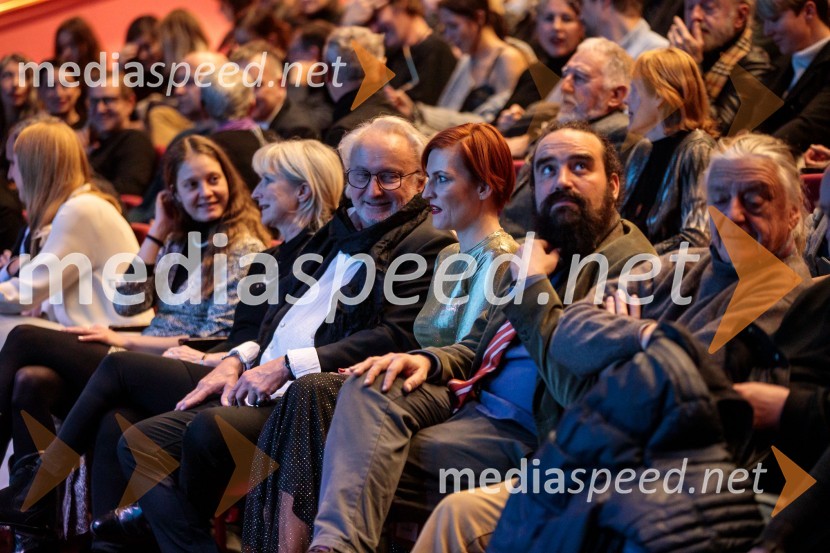  Peter Bratuša, režiser; dr. Asta Vrečko, ministrica za kulturo;   Jure Novak, generalni direktor, Cankarjev domBabica gre na jug, svečana premiera digitalizirane klasike in poklon Vinciju Vogueu Anžlovarju