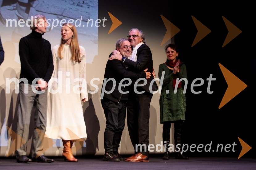  Alojz Svete, igralec;  Nataša Matjašec Rošker, igralka;  Bojan Emeršič, igralec;  ... ;  Draga Potočnjak, igralka in pisateljicaBabica gre na jug, svečana premiera digitalizirane klasike in poklon Vinciju Vogueu Anžlovarju