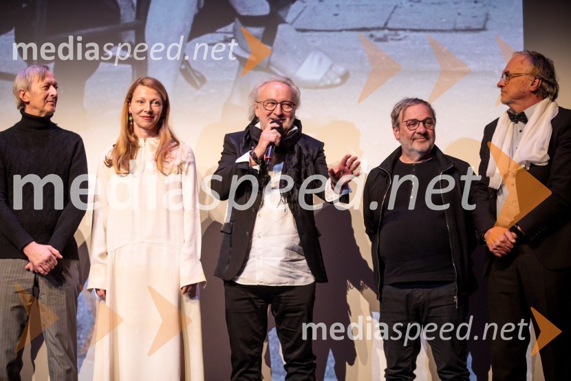  Alojz Svete, igralec;  Nataša Matjašec Rošker, igralka;  Peter Bratuša, režiser;  Bojan Emeršič, igralec;  ... Babica gre na jug, svečana premiera digitalizirane klasike in poklon Vinciju Vogueu Anžlovarju