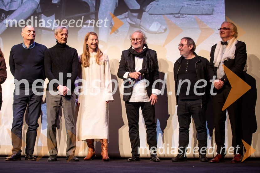  Stanko Kostanjevec, montažer;  Alojz Svete, igralec;  Nataša Matjašec Rošker, igralka;  Peter Bratuša, režiser;  Bojan Emeršič, igralec;  ... Babica gre na jug, svečana premiera digitalizirane klasike in poklon Vinciju Vogueu Anžlovarju