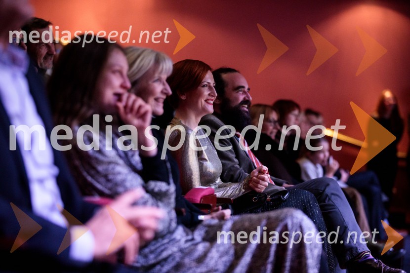 dr. Asta Vrečko, ministrica za kulturo;   Jure Novak, generalni direktor, Cankarjev domBabica gre na jug, svečana premiera digitalizirane klasike in poklon Vinciju Vogueu Anžlovarju