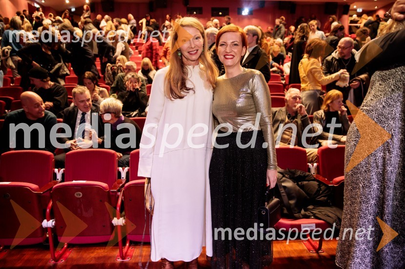  Nataša Matjašec Rošker, igralka; dr. Asta Vrečko, ministrica za kulturoBabica gre na jug, svečana premiera digitalizirane klasike in poklon Vinciju Vogueu Anžlovarju