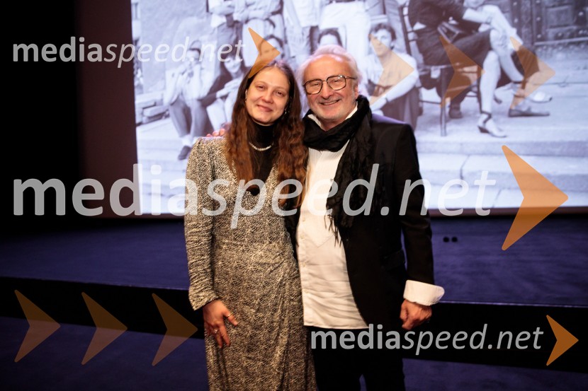  Barbara Drmota, kostumografka;  Peter Bratuša, režiserBabica gre na jug, svečana premiera digitalizirane klasike in poklon Vinciju Vogueu Anžlovarju