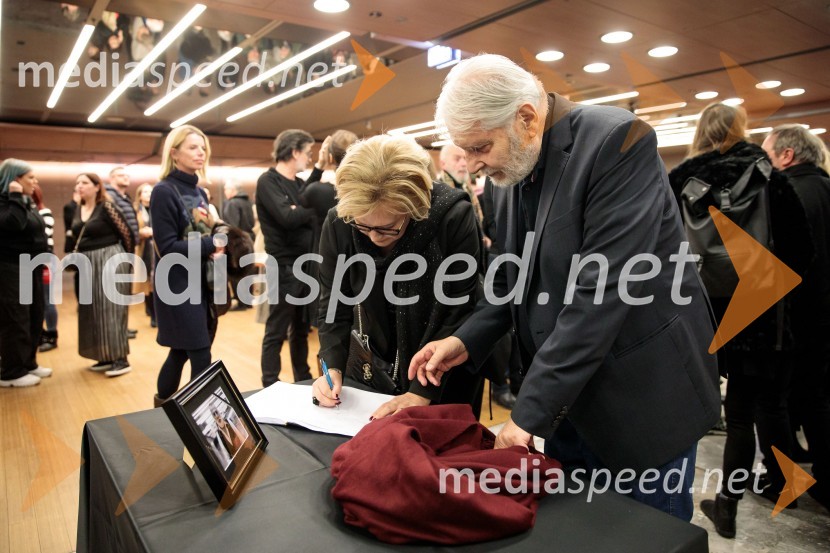  Ksenija Benedetti, predavateljica, muzikologinja, pianistka in nekdanja vodja Protokola Republike Slovenije;  Boris Cavazza, igralecBabica gre na jug, svečana premiera digitalizirane klasike in poklon Vinciju Vogueu Anžlovarju