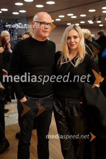  Simon Popek, programski direktor, festival LIFFe;  Katarina Čas, igralkaBabica gre na jug, svečana premiera digitalizirane klasike in poklon Vinciju Vogueu Anžlovarju