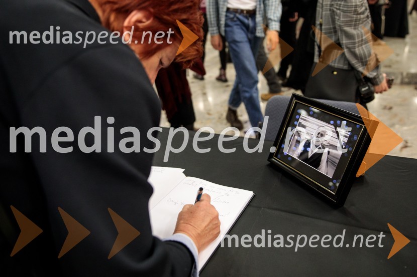 Babica gre na jug, svečana premiera digitalizirane klasike in poklon Vinciju Vogueu Anžlovarju