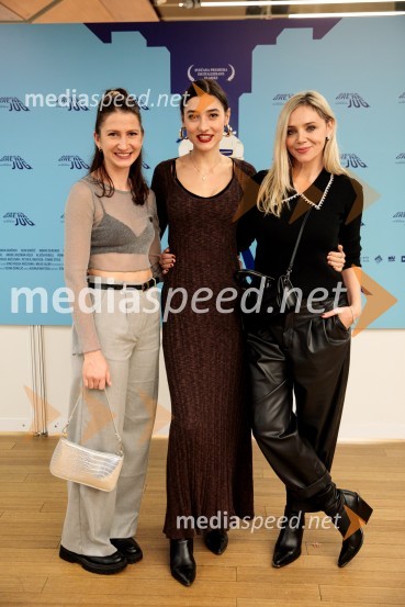  Zala Rus, glasbenica;  Zala Djurić, igralka;  Katarina Čas, igralkaBabica gre na jug, svečana premiera digitalizirane klasike in poklon Vinciju Vogueu Anžlovarju