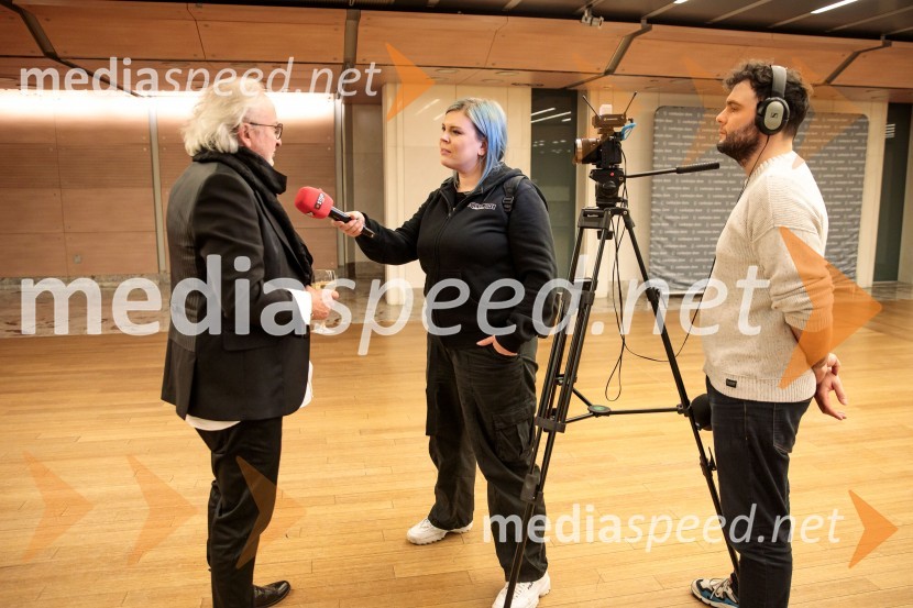  Peter Bratuša, režiser;  Tanja Divac, novinarka;  ... Babica gre na jug, svečana premiera digitalizirane klasike in poklon Vinciju Vogueu Anžlovarju