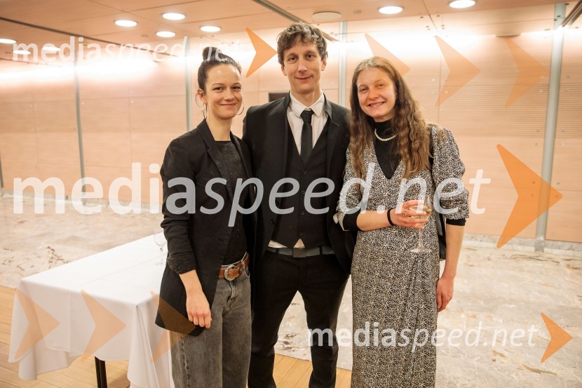  Nika Rozman, igralka;  Jurij Drevenšek, igralec;  Barbara Drmota, kostumografkaBabica gre na jug, svečana premiera digitalizirane klasike in poklon Vinciju Vogueu Anžlovarju