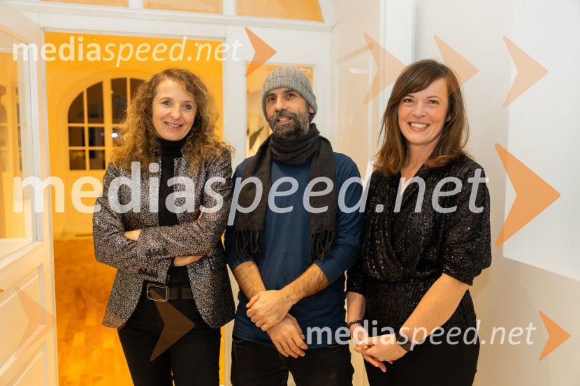  Polona Lovšin, vodja komunikacij, Riko d.o.o.;  Miha Colner, kustos;  Tina peček, v.d. direktorja, Rokodelski center RibnicaStanje stvari / State of Affairs, odprtje razstave v Galeriji Miklova hiša