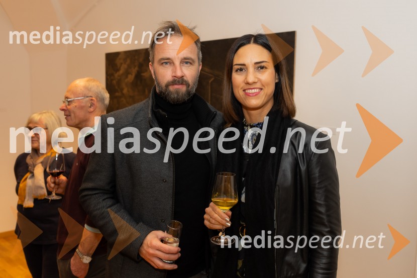  ... ;  Zala Andrina Razinger, Riko Ribnica, asistentka v PRStanje stvari / State of Affairs, odprtje razstave v Galeriji Miklova hiša