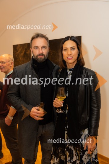  ... ;  Zala Andrina Razinger, Riko Ribnica, asistentka v PRStanje stvari / State of Affairs, odprtje razstave v Galeriji Miklova hiša