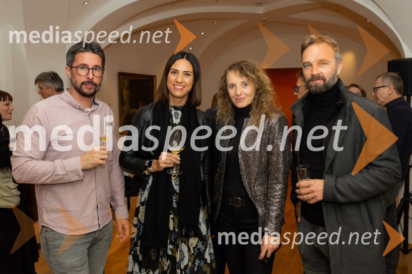  Jaka Babnik, fotograf;  Zala Andrina Razinger, Riko Ribnica, asistentka v PR;  Polona Lovšin, vodja komunikacij, Riko d.o.o.;  ... Stanje stvari / State of Affairs, odprtje razstave v Galeriji Miklova hiša