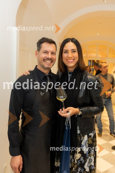  ... ;  Zala Andrina Razinger, Riko Ribnica, asistentka v PRStanje stvari / State of Affairs, odprtje razstave v Galeriji Miklova hiša