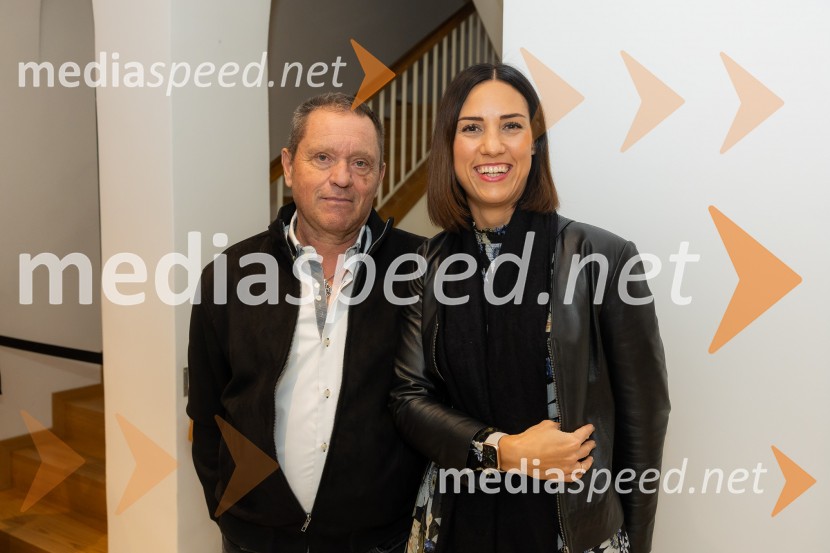  ... ;  Zala Andrina Razinger, Riko Ribnica, asistentka v PRStanje stvari / State of Affairs, odprtje razstave v Galeriji Miklova hiša