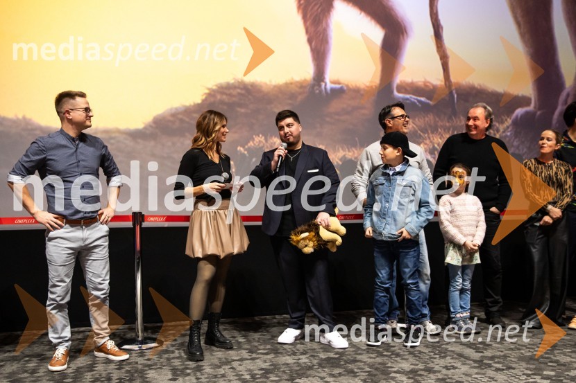  Tomaž Krt, Skupina Kvatropirci;  Teja  Jugovic, spletna vplivnica, Cool mamacita;  Luka Sešek, pevec, Ansambel Saša Avsenika;  ... ;  Jernej Kuntner, igralec;  ... ;  Marjan Bunič, pevec, voditelj, Radio OgnjiščeMufasa: Levji kralj, premiera v Cineplexx Ljubljana