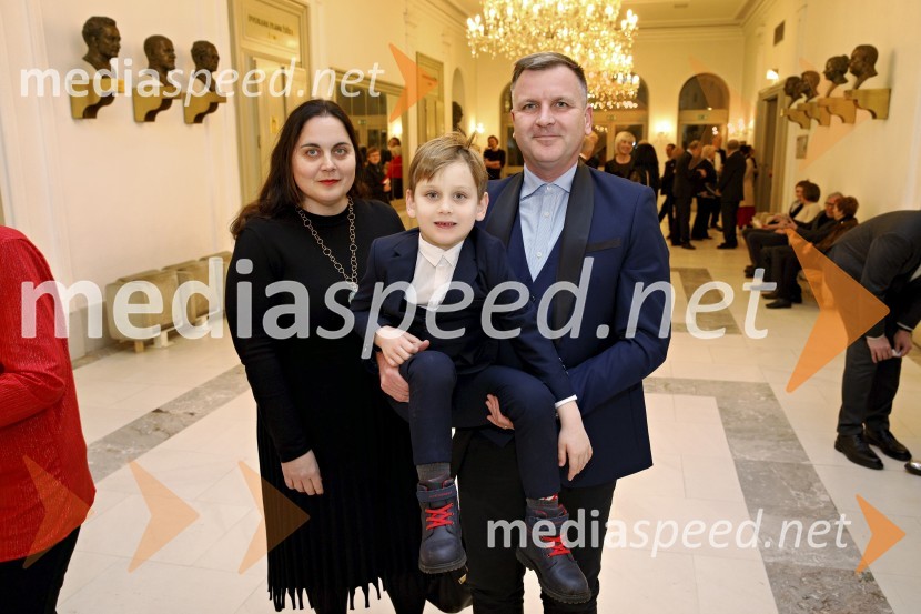  Urška Šitum Rečnik, zobozdravnica, Dentalni center Zobek;  Lukas Liam Rečnik; dr. Simon Rečnik, direktor Trdnih izdelkov in član uprave Leka d.d.Božično-novoletni koncert Simfoničega orkestra SNG Maribor