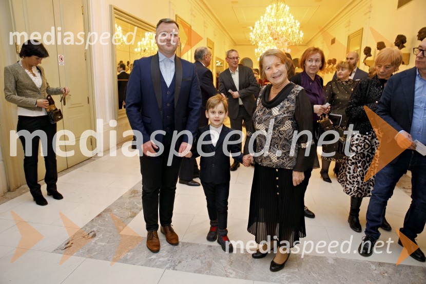 dr. Simon Rečnik, direktor Trdnih izdelkov in član uprave Leka d.d.;  Lukas Liam Rečnik;  Ivana RečnikBožično-novoletni koncert Simfoničega orkestra SNG Maribor