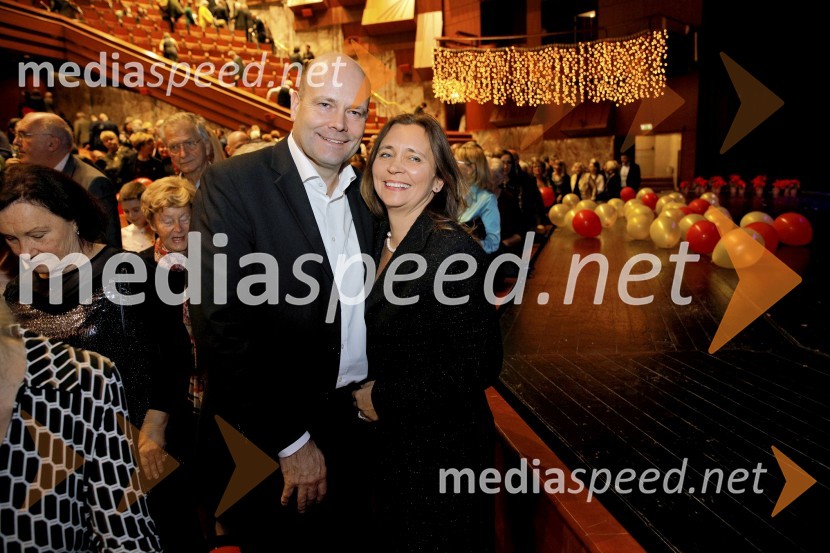  Jure Fišer, direktor Surovine; doc. dr. Suzana Žilič Fišer,  predstojnica Inštituta za medijske komunikacije na FERIBožično-novoletni koncert Simfoničega orkestra SNG Maribor