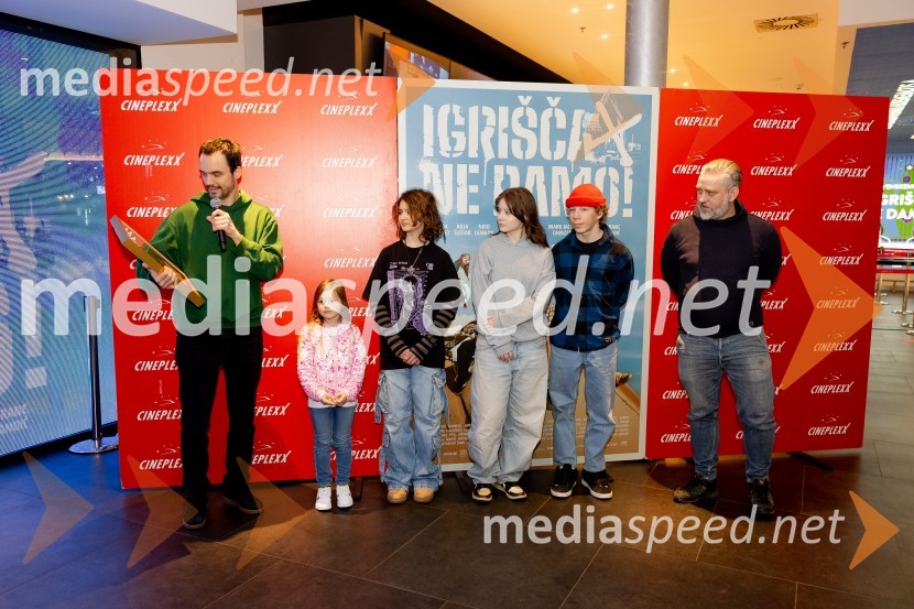  Luka Marčetić, igralec, režiser in scenarist;  ... ;  Kaja Zabret, igralka;  Kaja Šuštar, igralka;  Niko Lemark, igralec;  Klemen Dvornik, filmski in televizijski režiser ter predsednik NS DSRPodelitev Zlate role filmu Igrišča ne damo