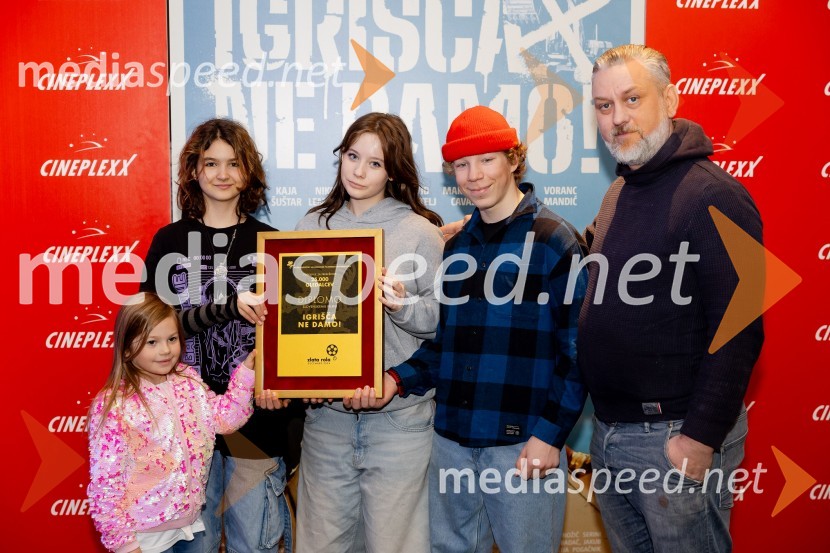  ... ;  Kaja Zabret, igralka;  Kaja Šuštar, igralka;  Niko Lemark, igralec;  Klemen Dvornik, filmski in televizijski režiser ter predsednik NS DSRPodelitev Zlate role filmu Igrišča ne damo