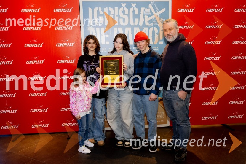  ... ;  Kaja Zabret, igralka;  Kaja Šuštar, igralka;  Niko Lemark, igralec;  Klemen Dvornik, filmski in televizijski režiser ter predsednik NS DSRPodelitev Zlate role filmu Igrišča ne damo