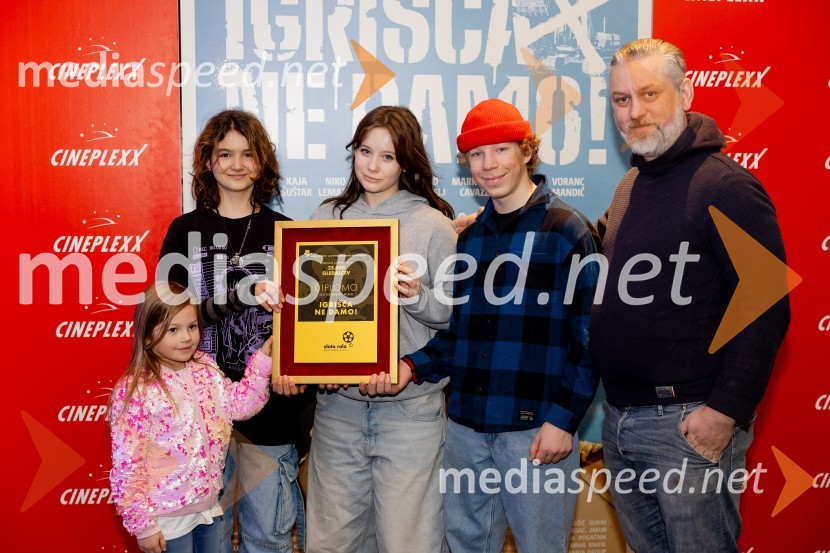  ... ;  Kaja Zabret, igralka;  Kaja Šuštar, igralka;  Niko Lemark, igralec;  ... Podelitev Zlate role filmu Igrišča ne damo