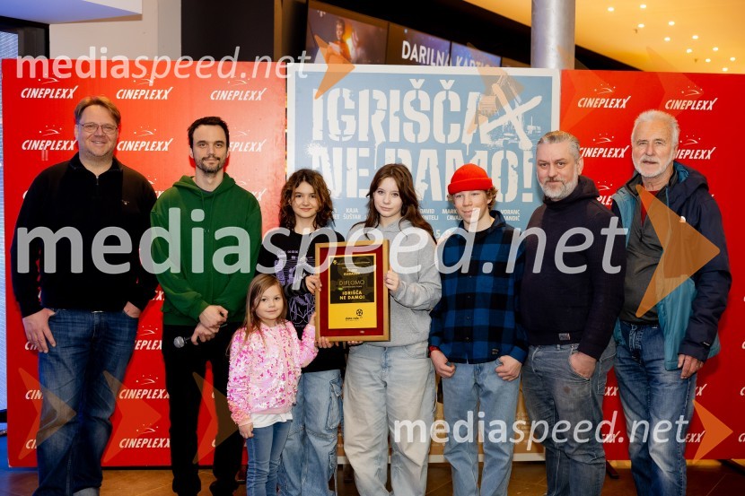  ... ;  Luka Marčetić, igralec, režiser in scenarist;  ... ;  Kaja Zabret, igralka;  Kaja Šuštar, igralka;  Niko Lemark, igralec;  Klemen Dvornik, filmski in televizijski režiser ter predsednik NS DSR;  ... Podelitev Zlate role filmu Igrišča ne damo