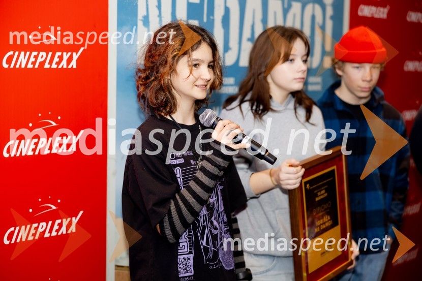  Kaja Zabret, igralka;  Kaja Šuštar, igralka;  Niko Lemark, igralecPodelitev Zlate role filmu Igrišča ne damo