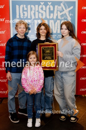  Niko Lemark, igralec;  ... ;  Kaja Zabret, igralka;  Kaja Šuštar, igralkaPodelitev Zlate role filmu Igrišča ne damo