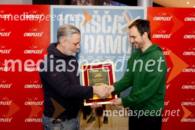  Klemen Dvornik, filmski in televizijski režiser ter predsednik NS DSR;  Luka Marčetić, igralec, režiser in scenaristPodelitev Zlate role filmu Igrišča ne damo