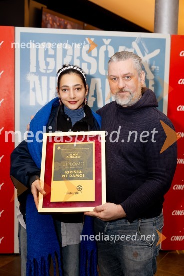  ... ;  Klemen Dvornik, filmski in televizijski režiser ter predsednik NS DSRPodelitev Zlate role filmu Igrišča ne damo