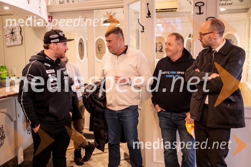  Miha Hrobat, alpski smučar;  Janez Bijol,  direktor podjetja Bijol d.o.o., predsednik Zbora alpskih disciplin, Smučarska zveza Slovenije;  Slavko Zupanc, nekdanji trener, SK Triglav Kranj;  Luka Steiner, predsednik, Smučarska zveza Slovenije“Pred 2025 druženje” z Miho Hrobatom ob zaključku leta in uvodu v novo sezono