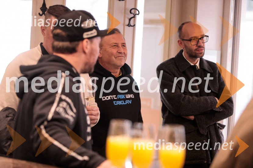  Slavko Zupanc, nekdanji trener, SK Triglav Kranj;  Luka Steiner, predsednik, Smučarska zveza Slovenije“Pred 2025 druženje” z Miho Hrobatom ob zaključku leta in uvodu v novo sezono