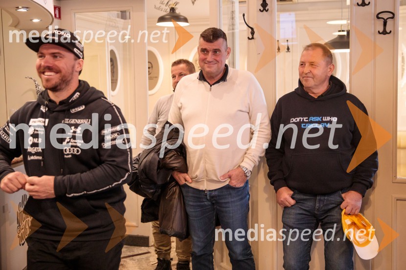 Miha Hrobat, alpski smučar;  Janez Bijol,  direktor podjetja Bijol d.o.o., predsednik Zbora alpskih disciplin, Smučarska zveza Slovenije;  Slavko Zupanc, nekdanji trener, SK Triglav Kranj“Pred 2025 druženje” z Miho Hrobatom ob zaključku leta in uvodu v novo sezono