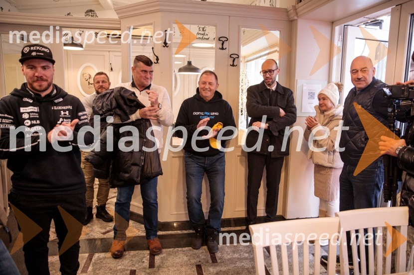  Miha Hrobat, alpski smučar;  Janez Bijol,  direktor podjetja Bijol d.o.o., predsednik Zbora alpskih disciplin, Smučarska zveza Slovenije;  Slavko Zupanc, nekdanji trener, SK Triglav Kranj;  Luka Steiner, predsednik, Smučarska zveza Slovenije;  ... ;  ... “Pred 2025 druženje” z Miho Hrobatom ob zaključku leta in uvodu v novo sezono