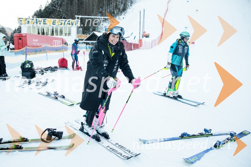  Nika Tomšič, smučarkaNovinarska konferenca OK Kranjska Gora ob robu FIS snežne kontrole