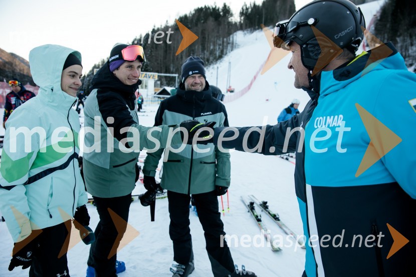  Jerneja Brecl, Smučarska zveza Slovenije;  ... ;  ... ;  Tomaž Šušteršič, generalni sekretar organizacijskega komiteja PlanicaNovinarska konferenca OK Kranjska Gora ob robu FIS snežne kontrole