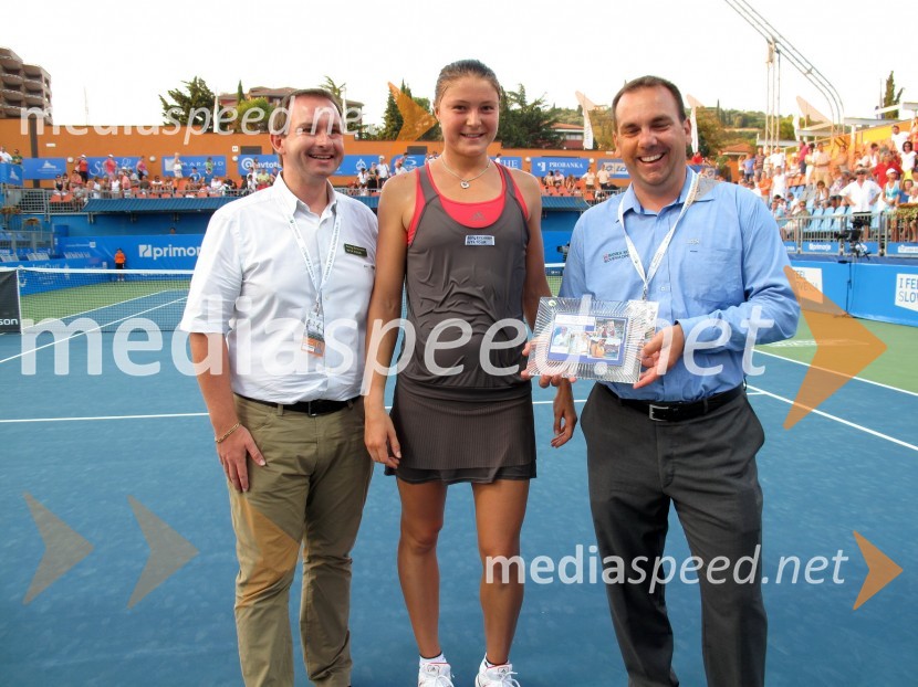 Fabrice Chouquet, predstavnik zveze Sony Ericsson WTA Tour, Dinara Safina, teniška igralka, in Andrej Bizjak, direktor turnirja Banka Koper Slovenia OpenSlovenian open 2009, finale